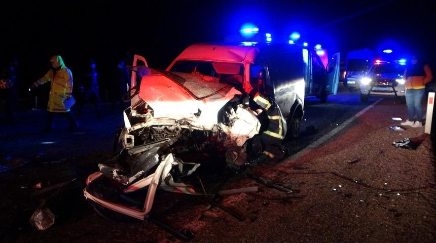 Çorum'da iki araç kafa kafaya çarpıştı: 2 ölü, 5 yaralı