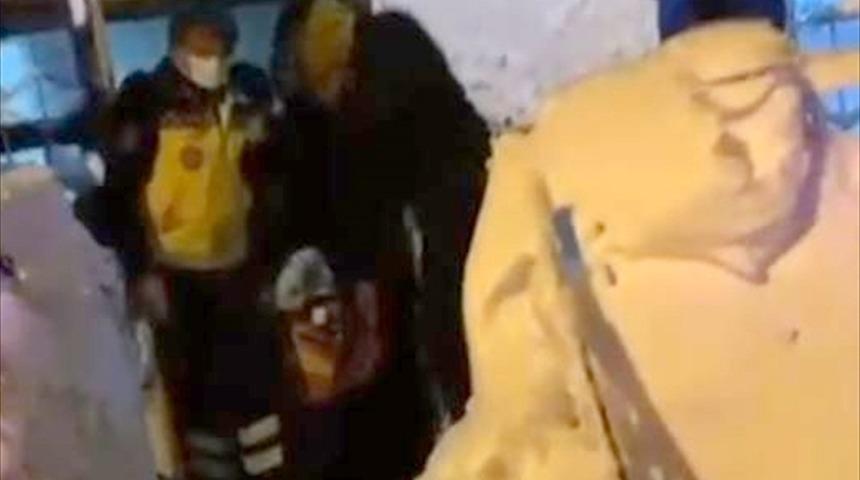Aksaray'da kar ve tipiden yolu kapanan k&ouml;yde kalp krizi ge&ccedil;iren kişi hastaneye ulaştırıldı