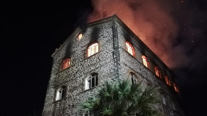 İzmir’de 4 katlı tarihi binada yangın