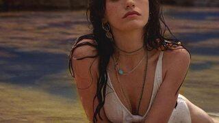 Hazar Ergüçlü'nün sütyensiz paylaşımına beğeni yağdı