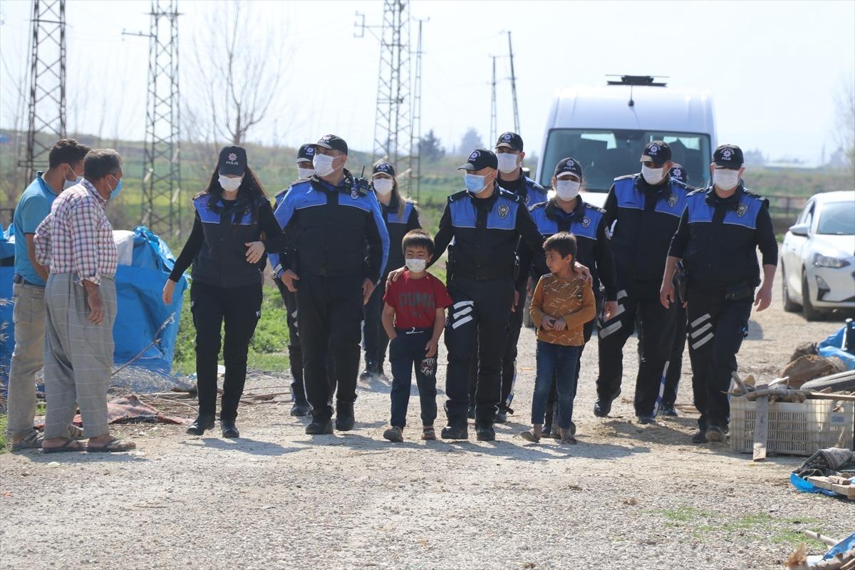 Polisten tarım iş&ccedil;ilerine gıda yardımı