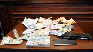 Takside unuttuğu çantadan deste deste para çıktı!