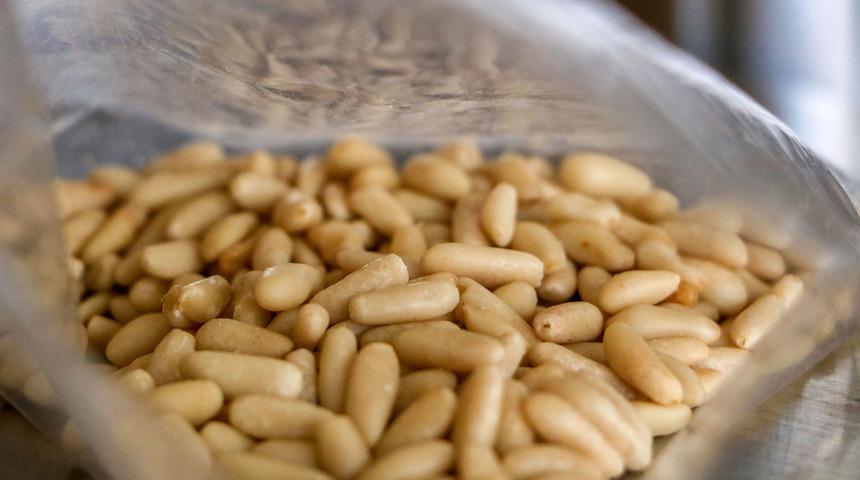 800 liralık çam fıstığı diye 20 liralık yer fıstığı satıyorlarmış! Farkı anlamak için...