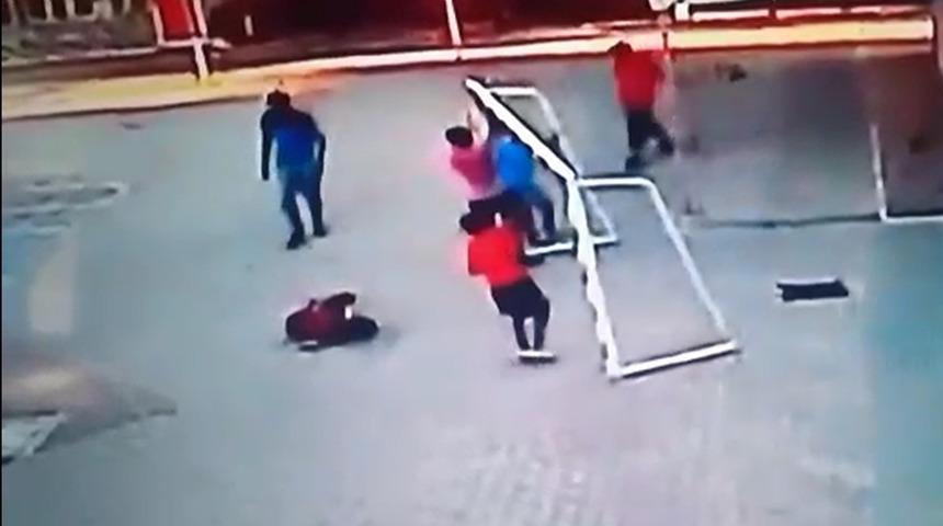 Maç yaparken ölümden döndü! Asıldığı kale direğinin altında kaldı