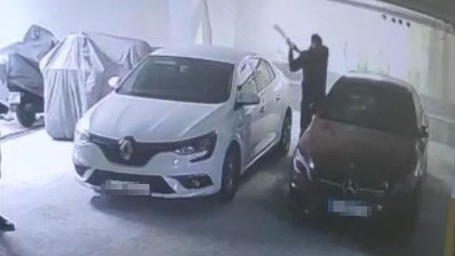 Öfkelenen genç Rus kadının aracını hurdaya çevirdi! Yaptıklarını telefonla kaydetmiş