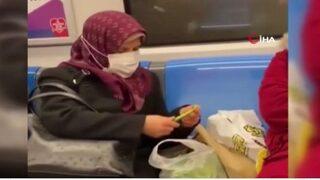 Metroda fasulye ayıklayan teyze: Güzel yorum yapanlara pişirebilirim