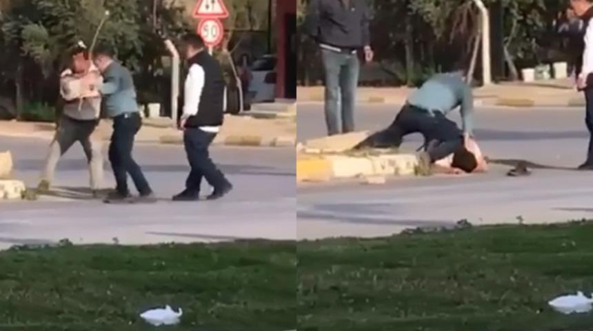 Yere yatırdıkları kişiyi sopayla dövdüler
