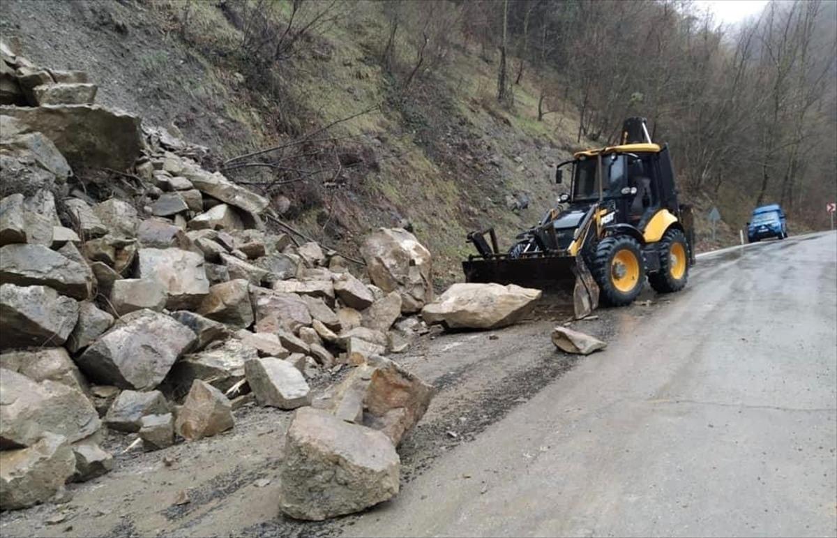 Bartın'da heyelan kara yolunda ulaşımın aksamasına neden oldu