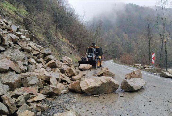 Bartın'da heyelan kara yolunda ulaşımın aksamasına neden oldu G2