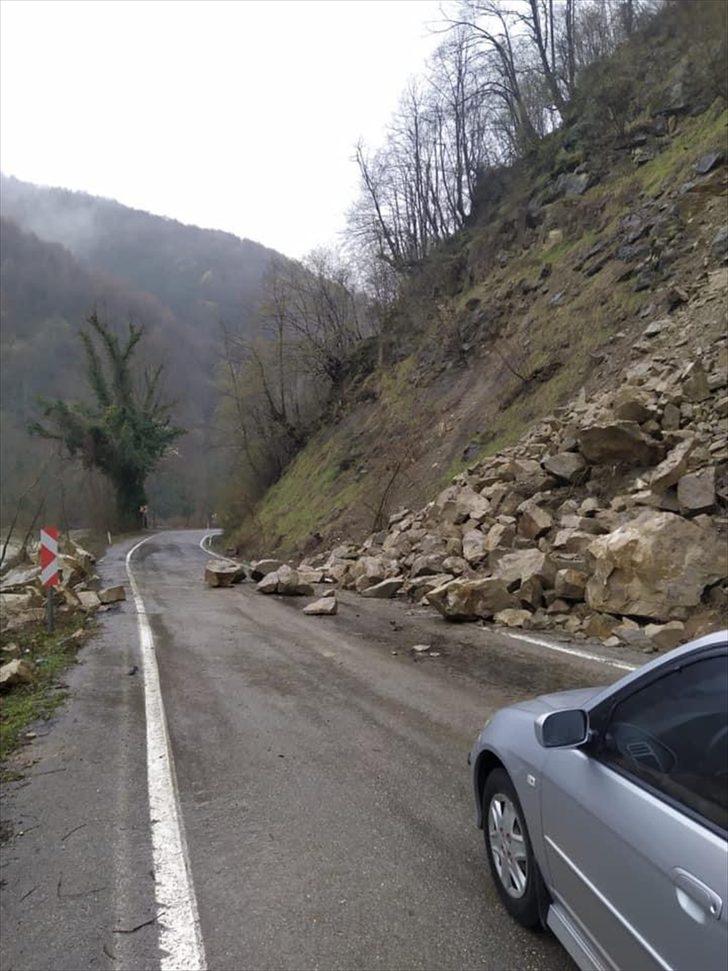 Bartın'da heyelan kara yolunda ulaşımın aksamasına neden oldu G3