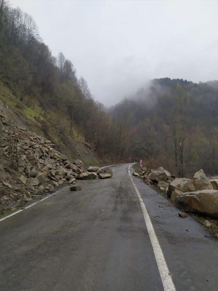 Bartın'da heyelan kara yolunda ulaşımın aksamasına neden oldu G4