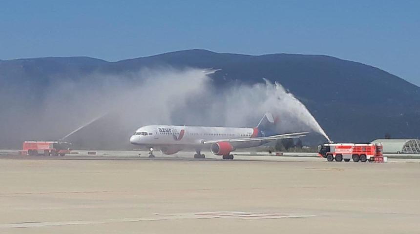 Bodrum'a sezonun ilk Rus turist kafilesini getiren uçak, su takı ile karşılandı