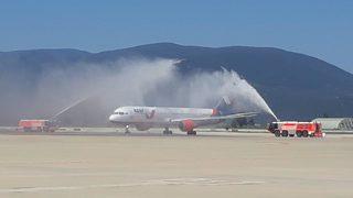 Bodrum'a sezonun ilk Rus turist kafilesini getiren uçak, su takı ile karşılandı