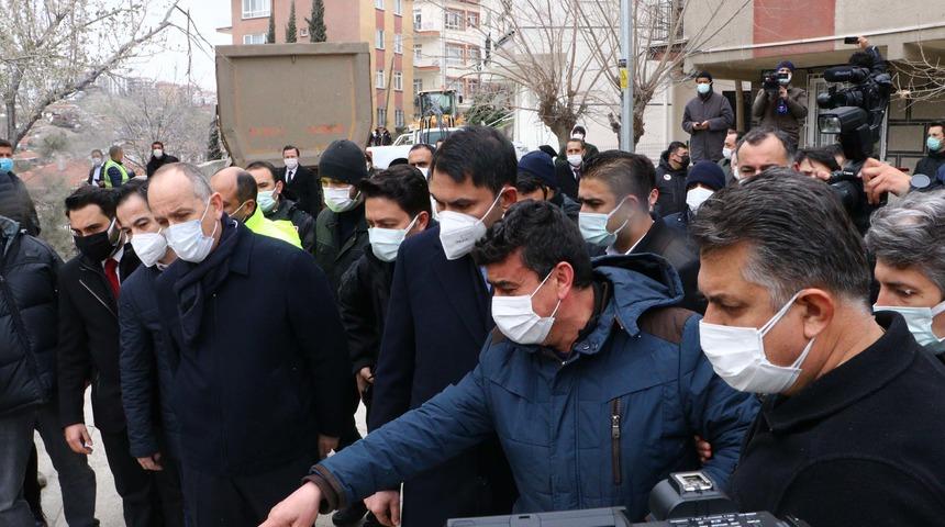 Yıkımı s&uuml;ren binada kızının &ccedil;eyizini g&ouml;r&uuml;nce g&ouml;zyaşı d&ouml;kt&uuml;