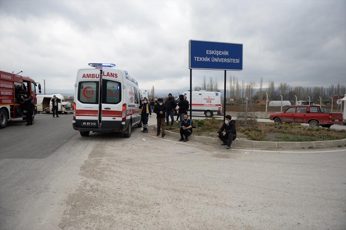 Eskişehir'de minib&uuml;s ile kamyonet &ccedil;arpıştı: 7 yaralı