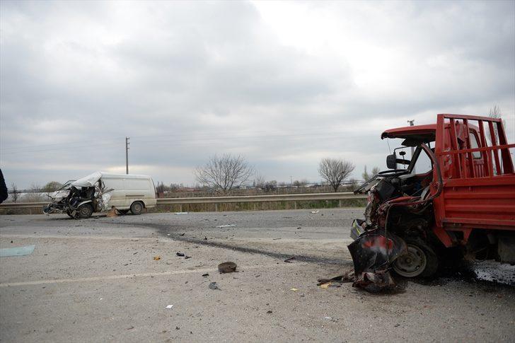 Eskişehir'de minibüs ile kamyonet çarpıştı: 7 yaralı G2