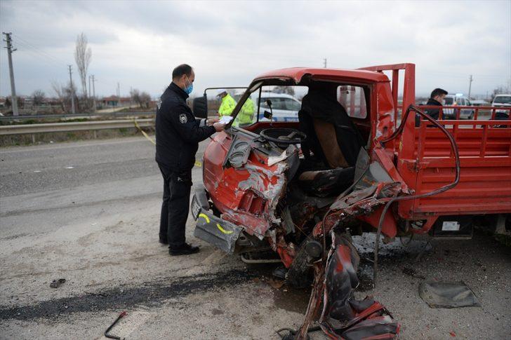 Eskişehir'de minibüs ile kamyonet çarpıştı: 7 yaralı G4
