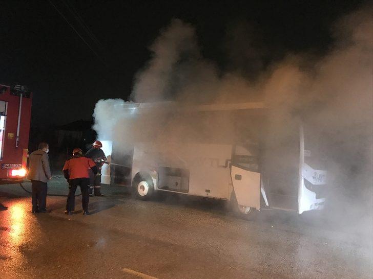Sakarya'da personel servis aracında çıkan yangın söndürüldü G2