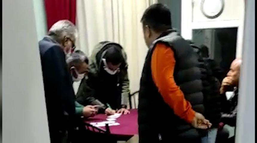 Apartman dairesini kahvehaneye &ccedil;evirip kumar oynayan 20 kişiye 125 bin lira ceza