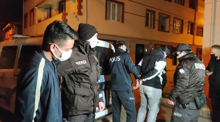 Bursa'da uyuşturucu maddeyi evin çatısına atıp kaçmaya çalışan şüpheliler yakalandı