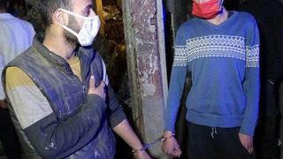 Çöpten buldukları kelepçeyle birbirlerini bağladılar! İmdatlarına polis yetişti