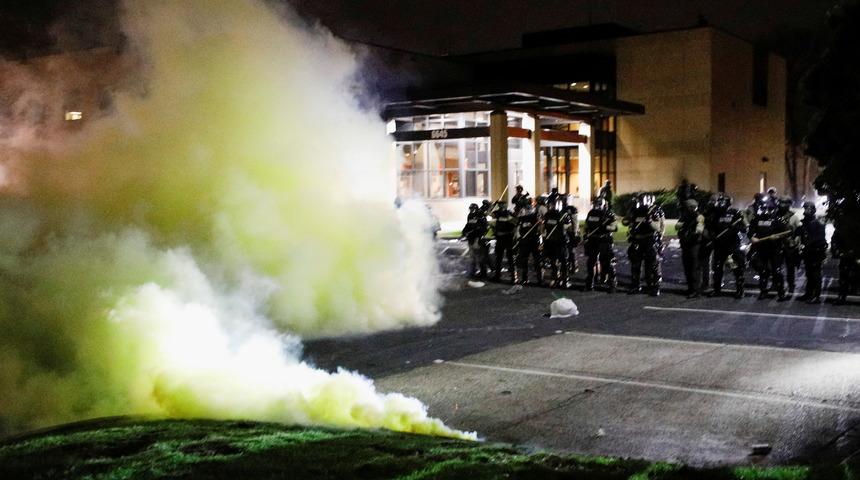 ABD'de polis aracı içindeki siyah genç öldürüldü!