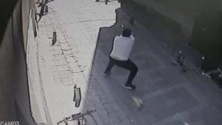 Silahlı dehşet kamerada! Tartıştığı kişiye ateş etti, kavgayı ayıran kişiyi vurdu