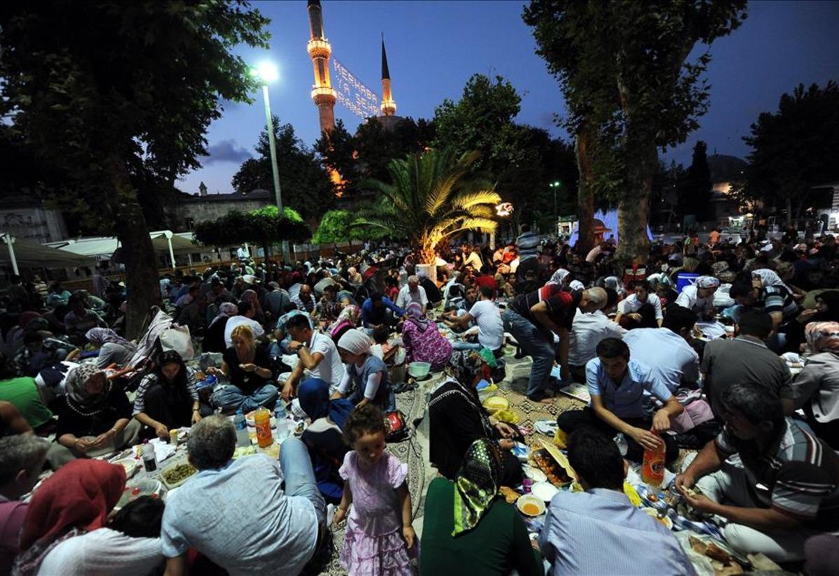 Ифтар ураза байрам. Рамазан байрам в Турции. Праздник Рамадан в Турции. Ураза байрам в Стамбуле. Рамадан байрам в Турции.