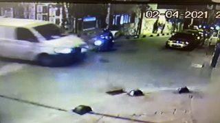 Cihangir'de motosikletli kuryenin ölümden döndüğü anlar kamerada