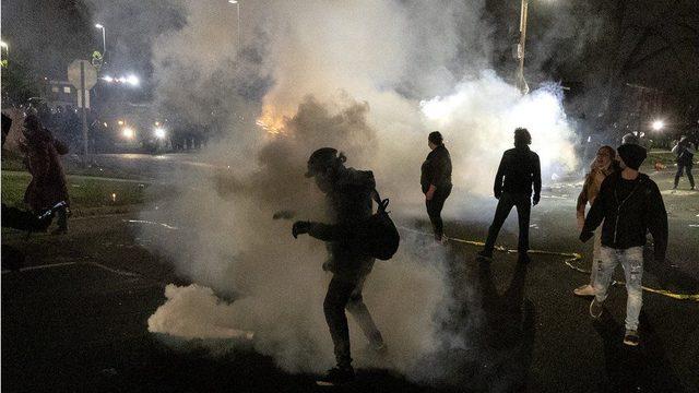 ABD'de Minneapolis yakınlarında polis bir siyahı öldürdü, protestolar sonrası sokağa çıkma yasağı ilan edildi