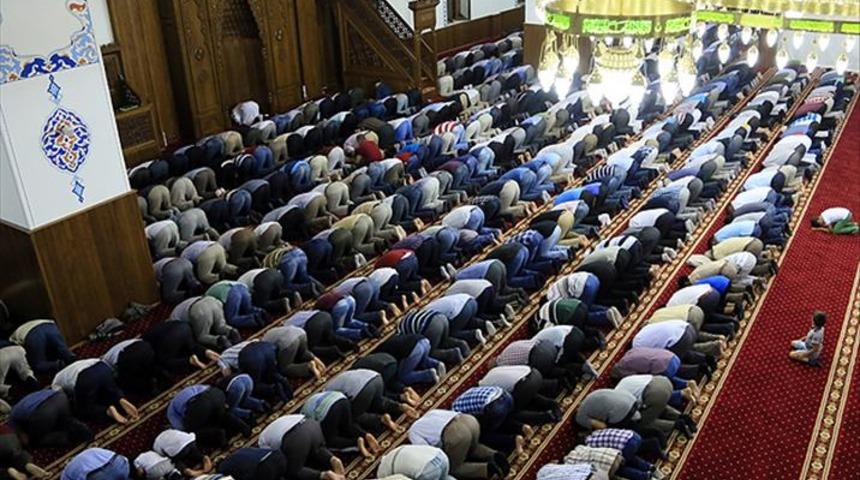 Teravih namazı nasıl kıldırılır? Teravih namazı kaç rekat, farz mı sünnet mi?