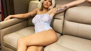 Rita Ora her fırsatta denize koşuyor! Bikinisi küçük geldi