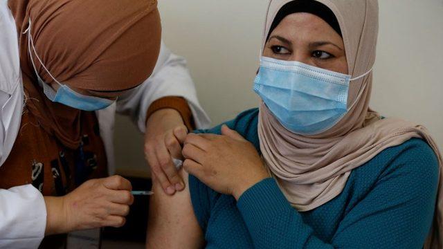 Filistin'de bir kişiye Covid aşısı yapılıyor
