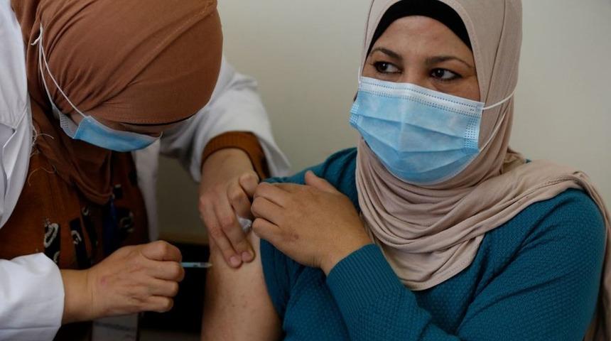 Covid aşısı: Eski İngiltere Başbakanı Brown G7'den, kürsel aşılama programının finansmasına öncülük etmesini istedi