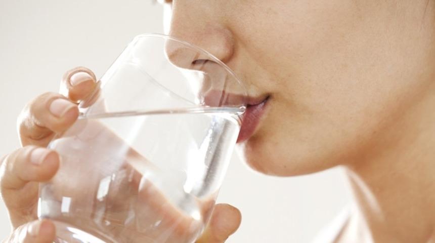 Sahurda ezan okunurken su içilir mi? Sahur vakti ezan vaktinde bir şey yiyilip içilir mi?