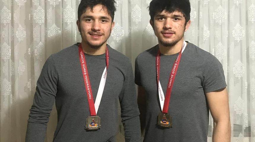 Serbest Güreş Milli Takımı seçmelerinde ikiz kardeşler, finalde yarıştı