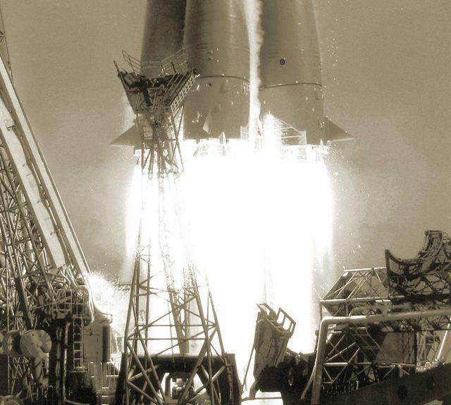 Yuri Gagarin'i yörüngeye fırlatan roketin egzoz alevlerinin yakından görünümü