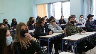 Yunanistan'da liseler, 'kendi testini kendin yap' ile yüz yüze eğitime döndü
