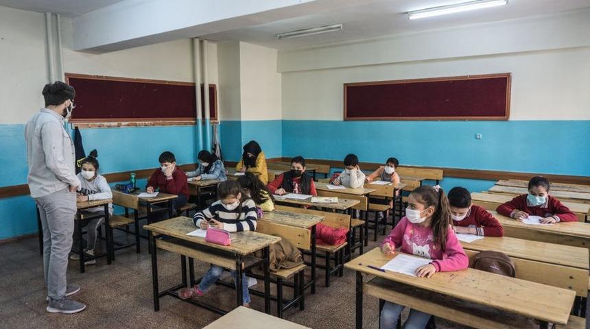 Covid: Eğitim Sen'e g&ouml;re son 2 ayda binlerce &ouml;ğrenci koronavir&uuml;se yakalandı, 24 &ouml;ğretmen hayatını kaybetti