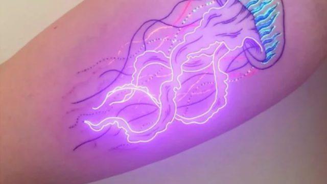 Hareketli neon ışıklarla dövmeleri bir sanat eserine dönüştüren isim sosyal medyada parladı