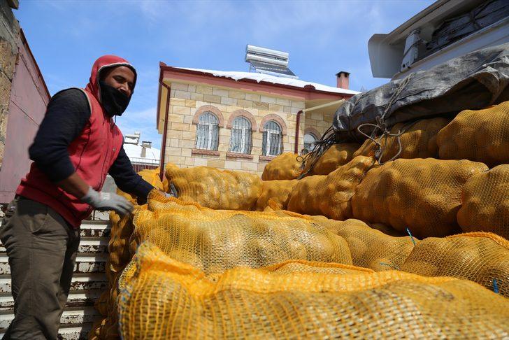 Depoda kalan patates, TMO tarafından üreticiden alınıp ihtiyaç sahiplerinin sofrasına ulaştırılıyor G5