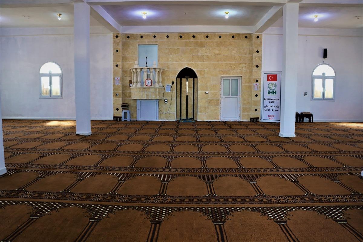 İHH ile İhsan ve Vefa Derneği'nin İdlib'de yaptırdığı cami ibadete a&ccedil;ıldı