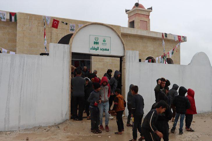İHH ile İhsan ve Vefa Derneği'nin İdlib'de yaptırdığı cami ibadete açıldı G3