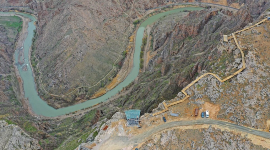 Sivas’ın Divriği ilçesinde yerden 200 metre yükseğe yapılan cam teras görenlerin nefesini kesti