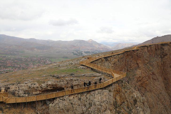 Sivas Divriği'deki cam seyir terasında son rötuşlar yapılıyor G1