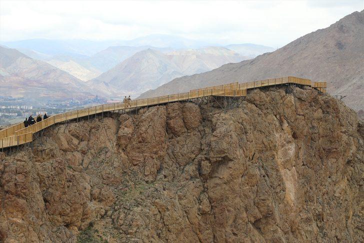 Sivas Divriği'deki cam seyir terasında son rötuşlar yapılıyor G2