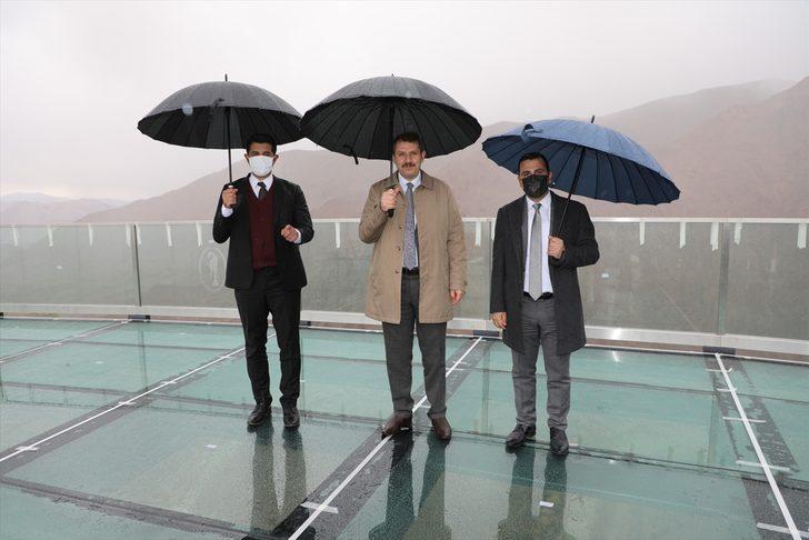 Sivas Divriği'deki cam seyir terasında son rötuşlar yapılıyor G3