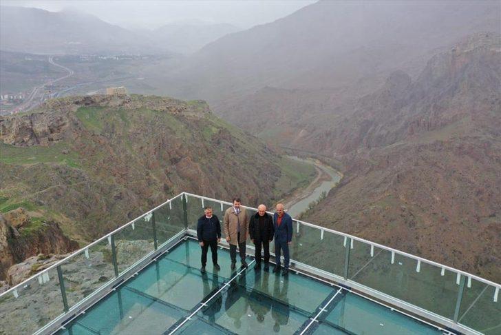 Sivas Divriği'deki cam seyir terasında son rötuşlar yapılıyor G5