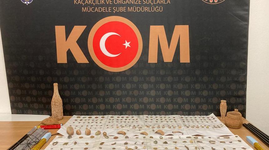 Antalya'da ele geçirildi! Evinden çok sayıda tarihi eser çıktı