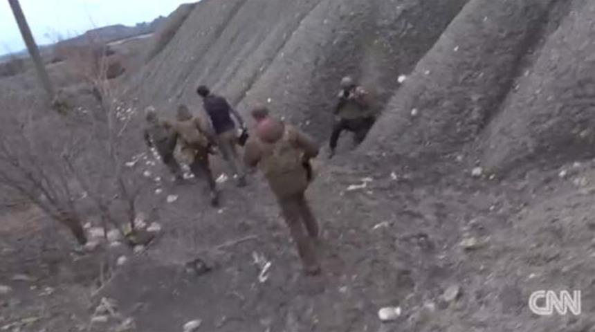 Ukrayna Devlet Başkanı Zelenski cephede! Zikzak yaparak koştular